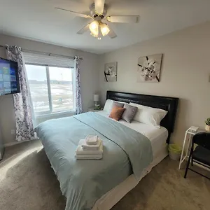 Elegant Guest - King Bed & Ensuite Private Bathroom - Close To Airport With Aircon Calgary