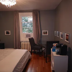 With King Bed In Shared 3 Bedroom Downtown Homestay